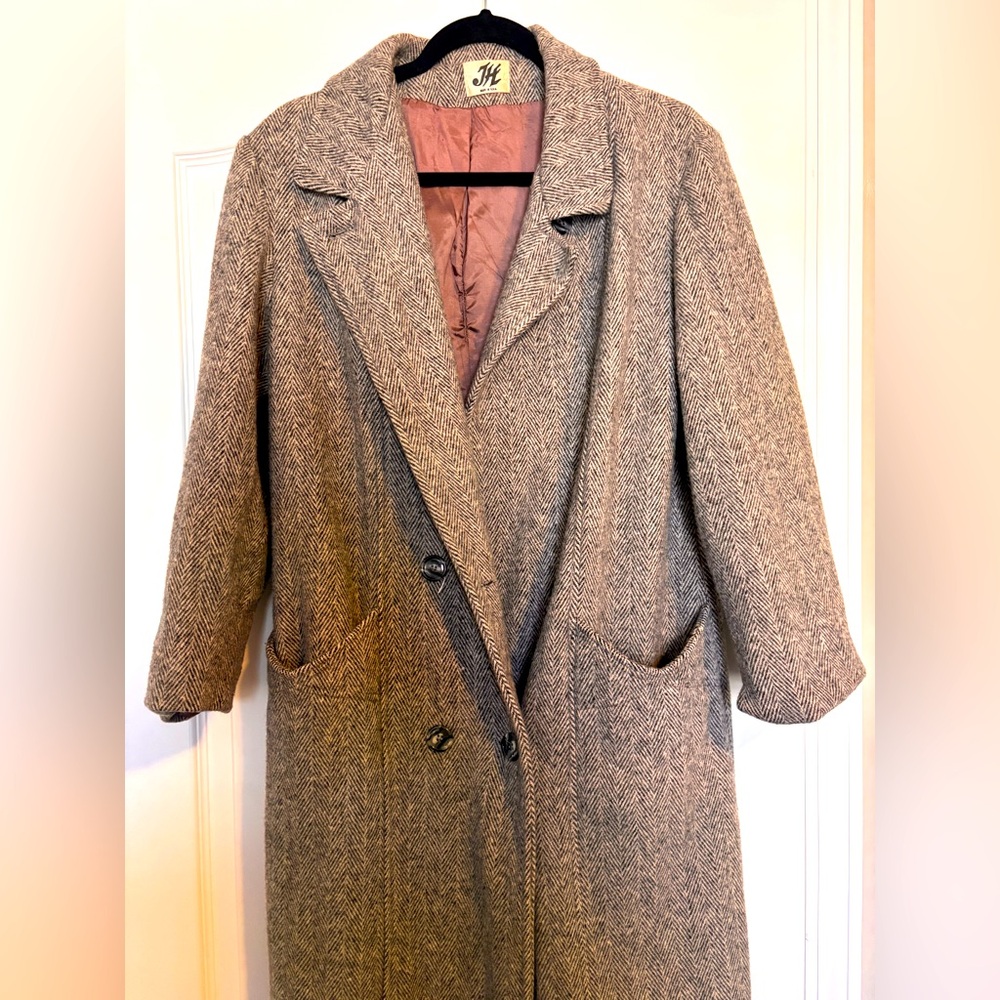 Herringbone wintercoat
Color: Grey
Length: Calf
Size: L
